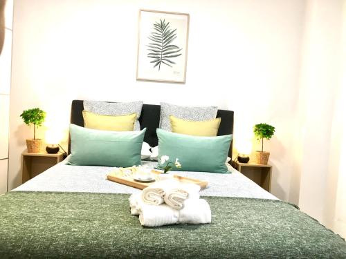 um quarto com uma cama com toalhas em Nuevo Apto B Centrico Garaje Incluido em Castro-Urdiales