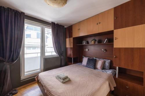 Giường trong phòng chung tại Promenade Rooftop Flat