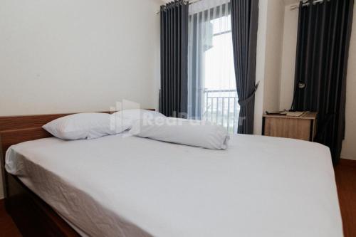 Letto o letti in una camera di Redliving Apartemen Sayana - Hazelnut Property Tower Cha