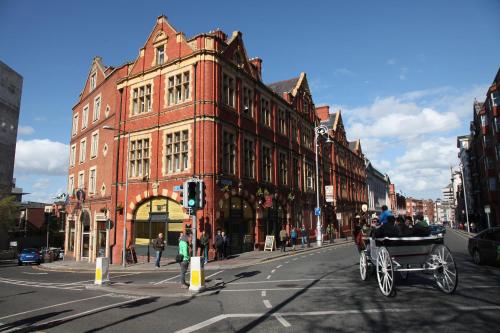 un gran edificio de ladrillo rojo en una calle de la ciudad en Harding Hotel, en Dublín