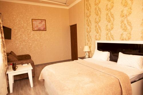  Hotel Felisa Gyumri -  Room  picture :   Tea/Coffee maker    Shower    TV                           