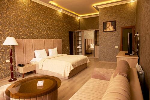  Hotel Felisa Gyumri -  Room  picture :   Tea/Coffee maker    Shower    TV                           