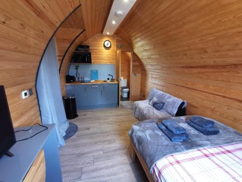 Et sittehjørne på Glamping Pods Nr Port Isaac