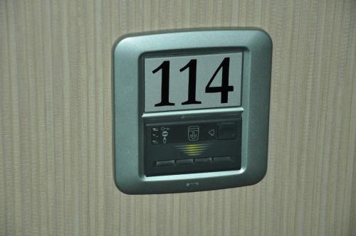 an alarm clock on a wall with the time at Hotel Fontana Del Re in Ariano Irpino