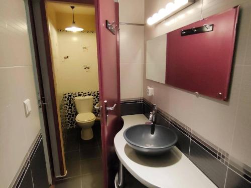 Ένα μπάνιο στο Appartement central à Cauterets, 4 pers, calme - FR-1-234-262