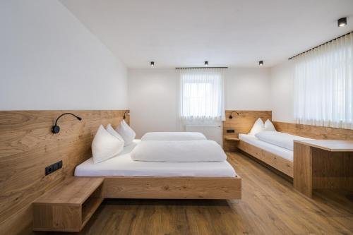 Postel nebo postele na pokoji v ubytování Kuenz Dolomites App 1