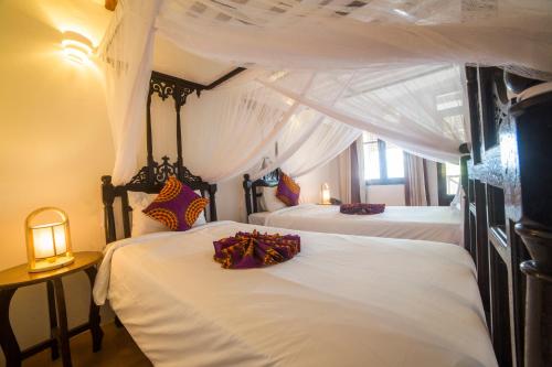 Un pat sau paturi într-o cameră la Antonio Beach Tree House Hotel & Spa