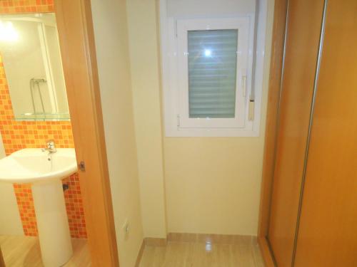 a bathroom with a window and a sink at Ciudad Jardin in Peñíscola