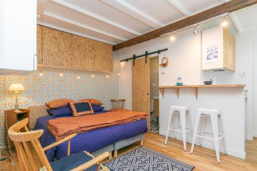1 dormitorio con 1 cama, mesa y sillas en Maison du Saule en Fontenay-sous-Bois