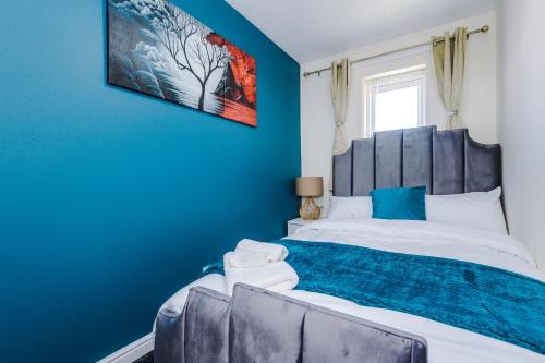 Llit o llits en una habitació de Stylish 4 bedroom home close to Manchester City centre