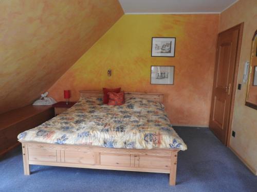 1 dormitorio con cama y pared amarilla en Appartement im Schlösschen Nr. 2 mit Balkon en Willich