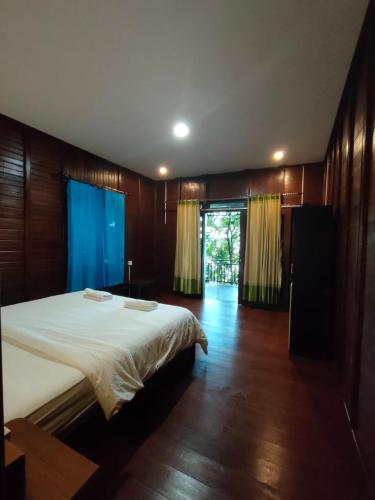Кровать или кровати в номере Maratua Dive Center And Lodge