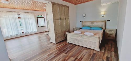 a bedroom with a bed with blue pillows on it at Casa de Marinero Villa in Fish Fish