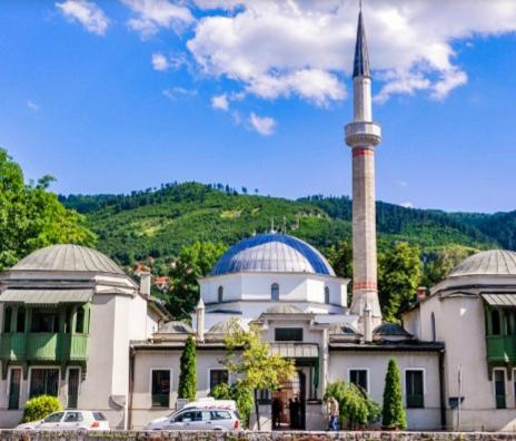 Un edificio con una mezquita con un minarete delante. en Apartman STARI GRAD, en Sarajevo