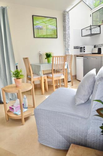une chambre avec un lit, une table et des chaises dans l'établissement Le Jardin Paris, à Ivry-sur-Seine