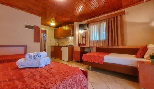 a hotel room with two beds and a kitchen at Rodon Garden Centre in Sarti
