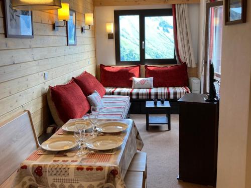 - un salon avec une table et des verres à vin dans l'établissement Appartement 2 pièces avec balcon à Avoriaz - FR-1-634-79, à Morzine