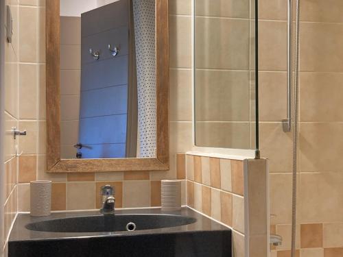 une salle de bain avec un lavabo et un miroir dans l'établissement Appartement 2 pièces avec balcon à Avoriaz - FR-1-634-79, à Morzine
