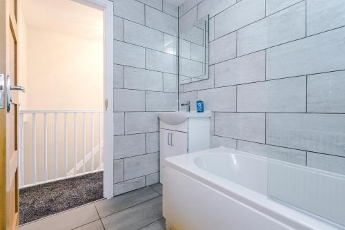 Bilik mandi di Stylish 4 bedroom home close to Manchester City centre