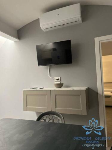 a room with a desk with a tv on a wall at B&B Orchidea Celeste in Manfredonia