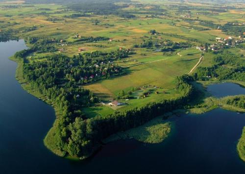 een eiland in het midden van een waterlichaam bij Domek Całoroczny Jaśkowa Chata Leleszki 30 dom 4 in Leleszki