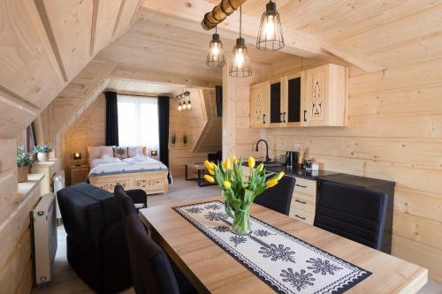 a kitchen and dining room in a log cabin at Willa Modrzejówka in Zakopane