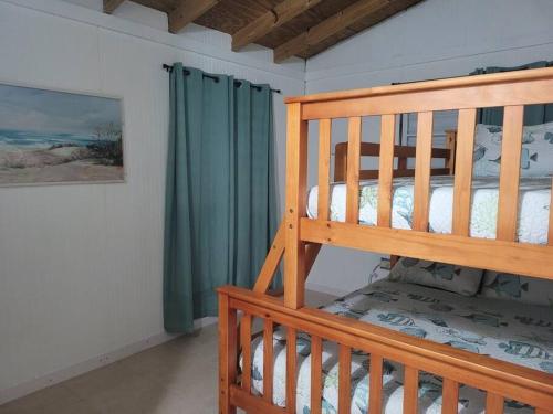 Двухъярусная кровать или двухъярусные кровати в номере Villa zoe house near rincon