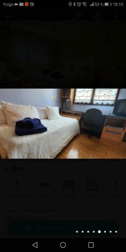 1 dormitorio con 1 cama blanca y 2 ventanas en Piso en Candás Asturias, en Candás