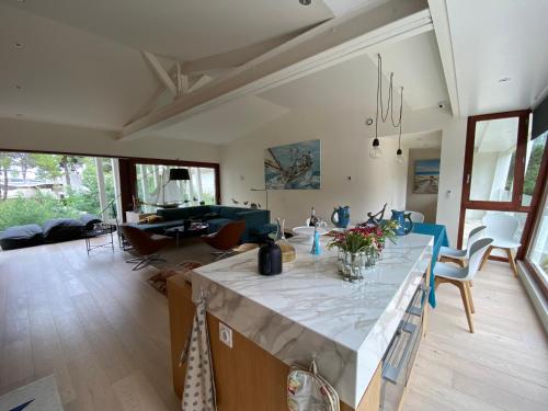 une cuisine et un salon avec une table et des chaises dans l'établissement LA VIGNE, à Cap-Ferret