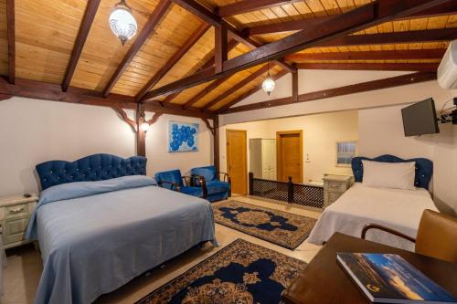 a bedroom with two beds and a table and chairs at Sapanca Dilek Konagi Hotel in Sapanca