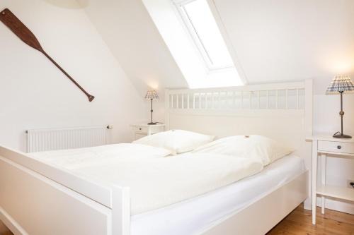 Una cama o camas en una habitación de Ferienwohnung "Seestern"