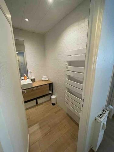 une salle de bain avec un lavabo et un miroir dans l'établissement Le Touquet Beach, Front de Mer & Garage, à Le Touquet-Paris-Plage