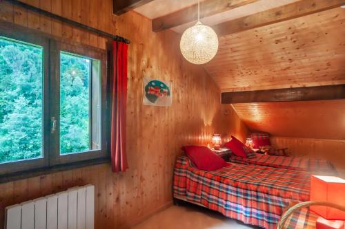 Katil atau katil-katil dalam bilik di Grand appartement proche Gd Bornand