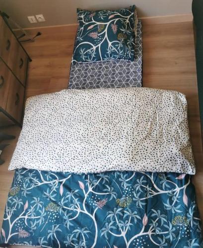 a bed with two pillows on top of it at NOUVEAU : Rustik'House - À 2 pas de la Gare RER C in Breuillet