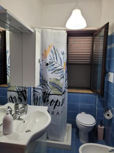 Casa Cobalto - Lascio tutto vivo a Copanello في كوبانيلو: حمام مع حوض أبيض ومرحاض