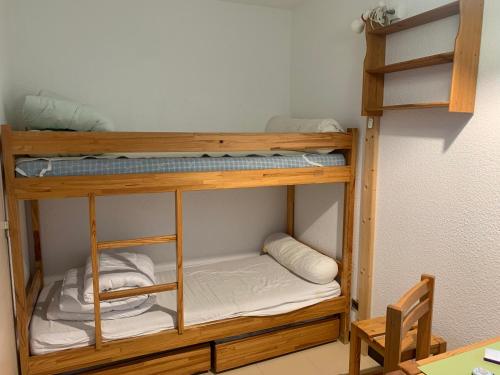 Ce lit superposé se trouve dans une petite chambre dotée de lits superposés. dans l'établissement APPARTEMENT MONTAGNE, à Réallon