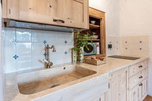 uma cozinha com um grande lavatório numa cozinha em Camera de le Rondole, Maso Postel - STRADA DISSESTATA IMPEGNATIVA - CHALLENGING ROAD em Pergine Valsugana