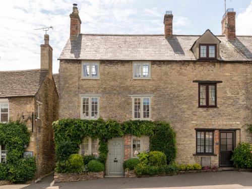 een groot stenen huis met klimop erop bij Stow House in Stow on the Wold