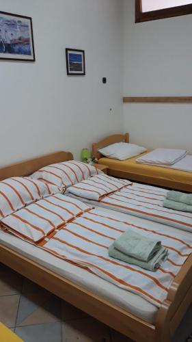 Säng eller sängar i ett rum på Apartment and rooms"Tabašnice"Tuzla centar