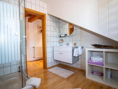 ein Bad mit einem Waschbecken und einer Dusche in der Unterkunft Ferienwohnung Weiherwiesel in Bodenmais