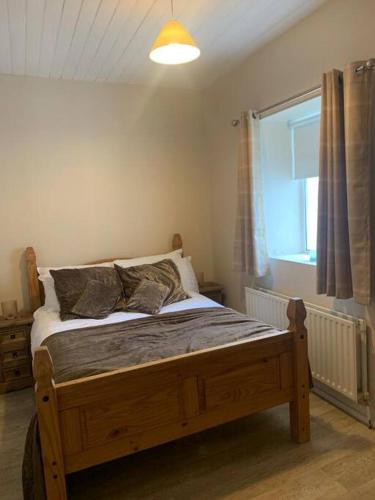 Cama o camas de una habitación en Ballyliffin Quaint Irish Cottage overlooking Malin Coast