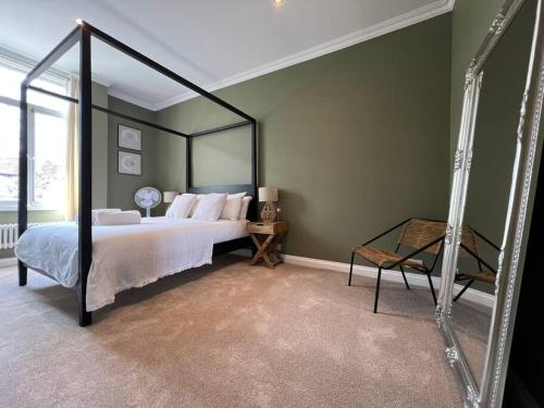 een slaapkamer met een groot bed en een grote spiegel bij STAY IN STYLE OPPOSITE WINDSOR CASTLE & free parking in Windsor