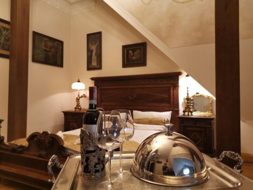 Una cama o camas en una habitación de Pałac Tłokinia