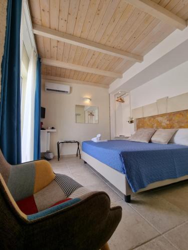 um quarto com uma cama e uma cadeira num quarto em DIMORA MAZZINI em Tuglie