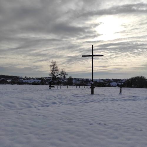 a cross in the middle of a snow covered field at Prázdninový dům Bezkov u Znojma in Bezkov