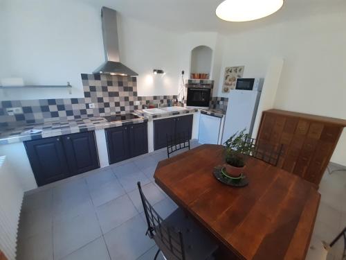 Il comprend une cuisine avec une table en bois et des appareils électroménagers. dans l'établissement Villa 
