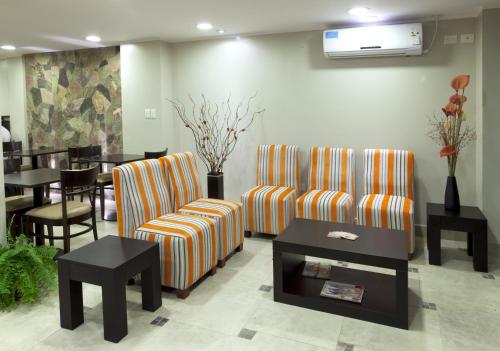 una sala de espera con dos sillas y una mesa en Munay Ledesma, en Libertador General San Martín