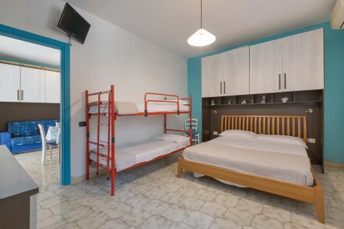 Ein Etagenbett oder Etagenbetten in einem Zimmer der Unterkunft Blue Apartment by BarbarHouse