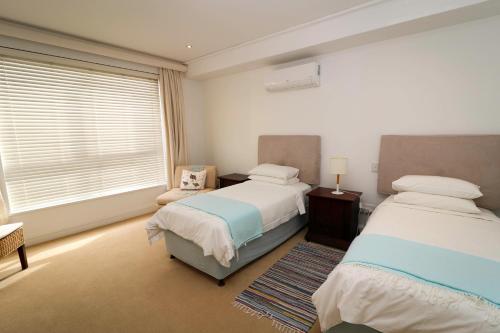 Ένα ή περισσότερα κρεβάτια σε δωμάτιο στο Hermanus Seaview Apartment