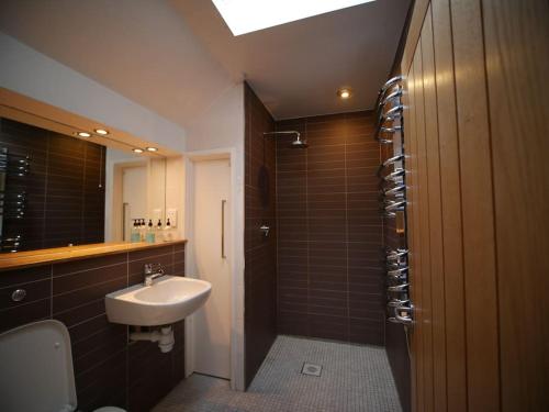 ein Badezimmer mit Waschbecken, Toilette und Dusche in der Unterkunft Beili Glas Cottage in Pontardawe